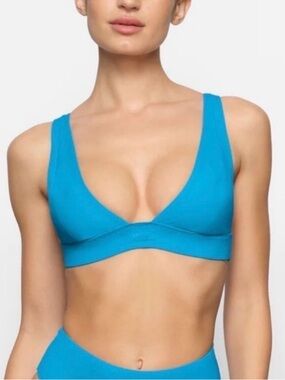 NEW NWT SKIMS PLUNGE BIKINI SIGNATURE SWIM TOP MYKONOS MEDIUM M BLUE TURQUOISE